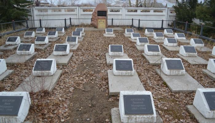 Graves of soldiers who died from wounds during the Great Patriotic War.